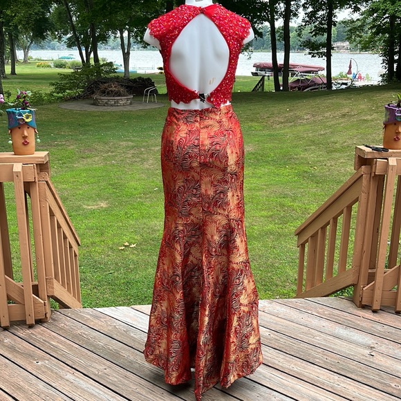 Gorgeous Tiffany 2-piece gemmed gown 6 - Picture 5 of 16